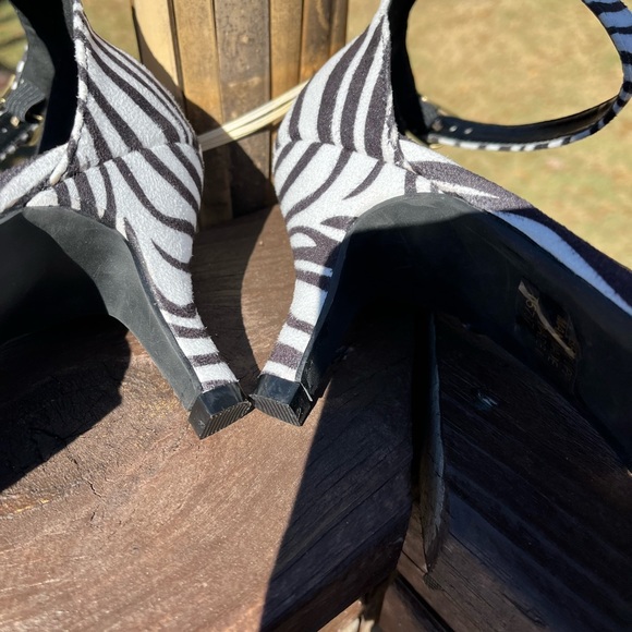 EY Boutique Zebra Print Heels Size 11 - Picture 2 of 5